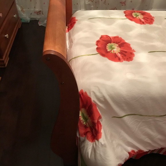 Nygard Collection Bold Floral Twin Size  Comforter Set worth 400$ reversible - Picture 2 of 4